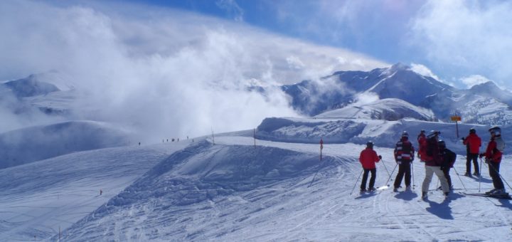 happy-skiers